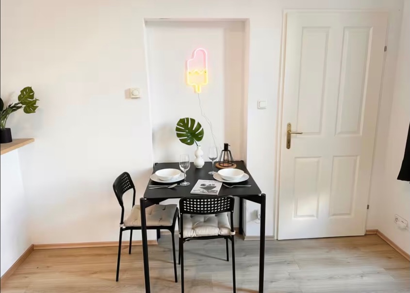 Stilvoller Essbereich mit Designelementen