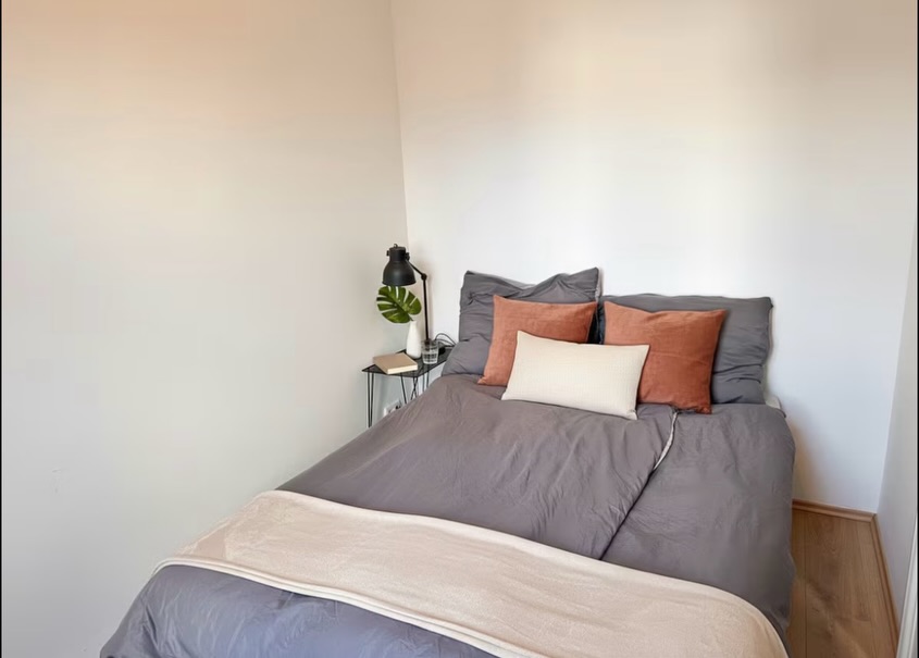 Gemütliches Schlafzimmer mit warmen Farben